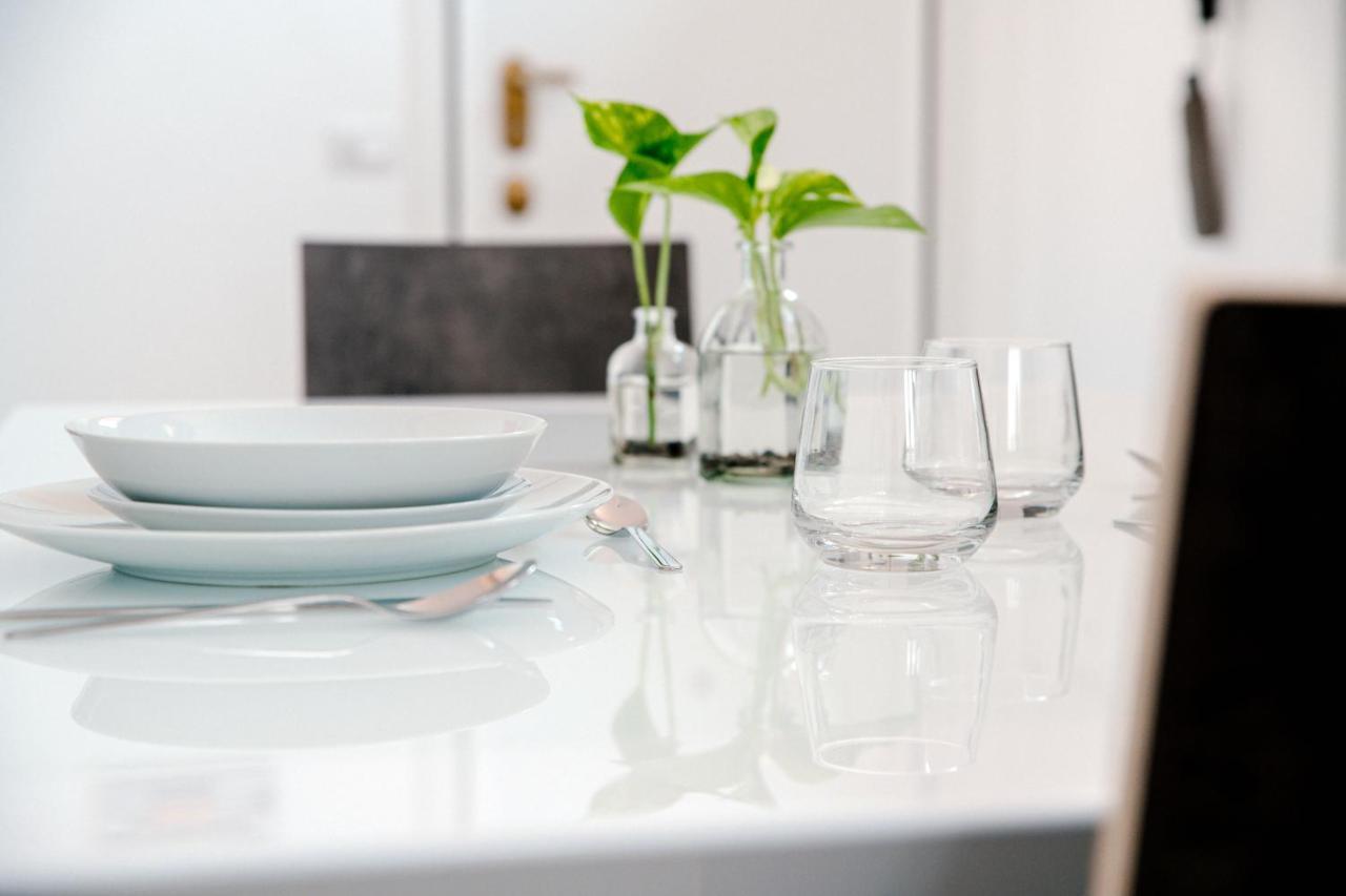 Bright Home - The House Of Travelers Como Eksteriør billede